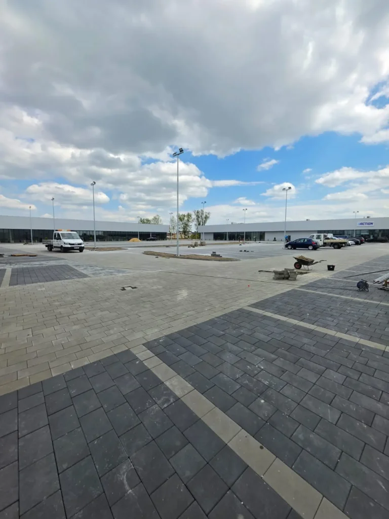 Duży plac z kostki brukowej — obiekt komercyjny