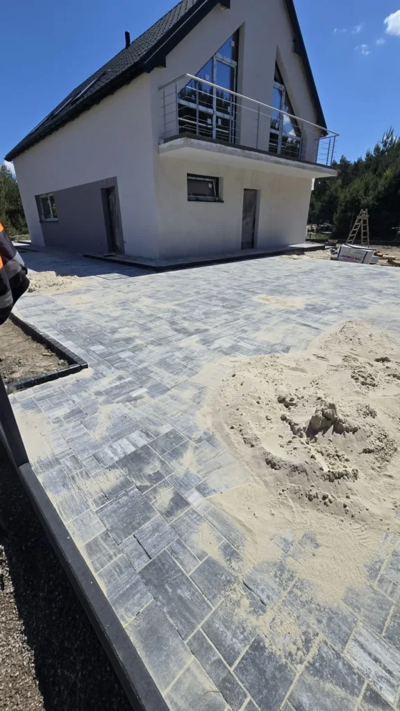 Taras z kostki betonowej przy tarasowych drzwiach