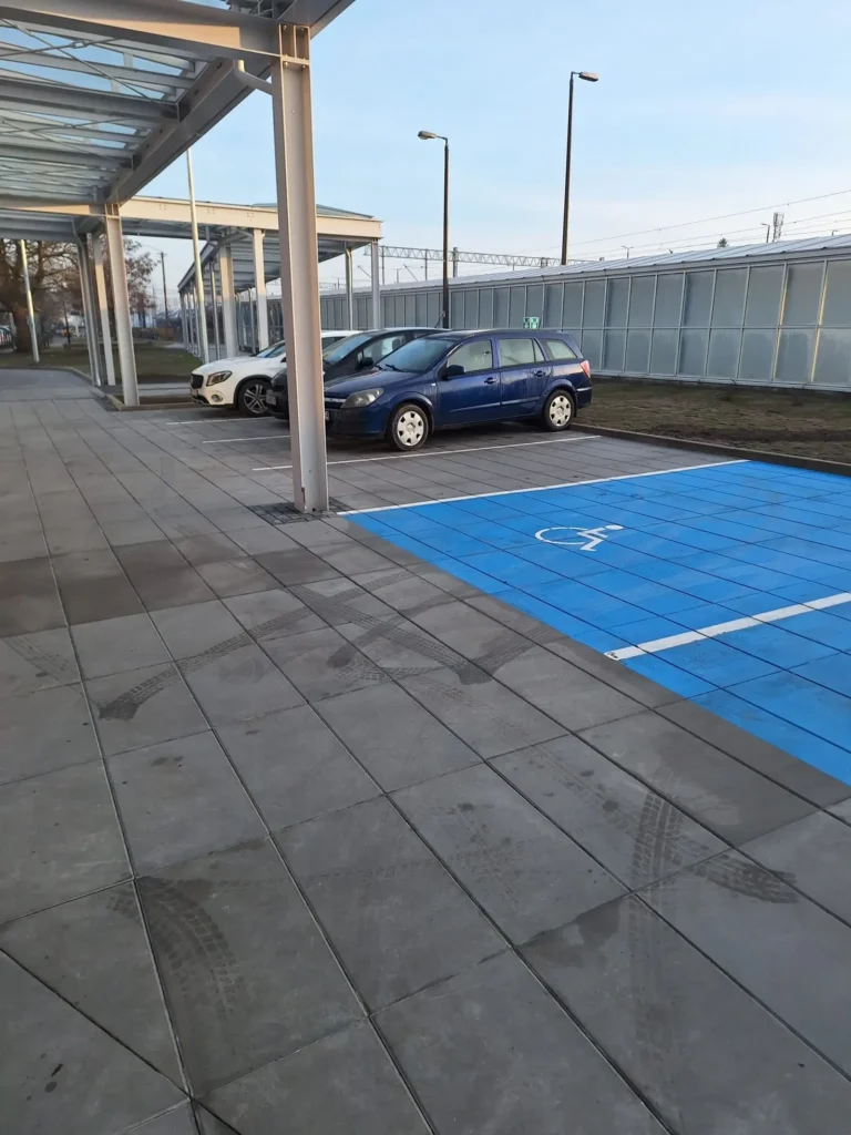 Parking z miejscem dla niepełnosprawnych — obiekt komercyjny