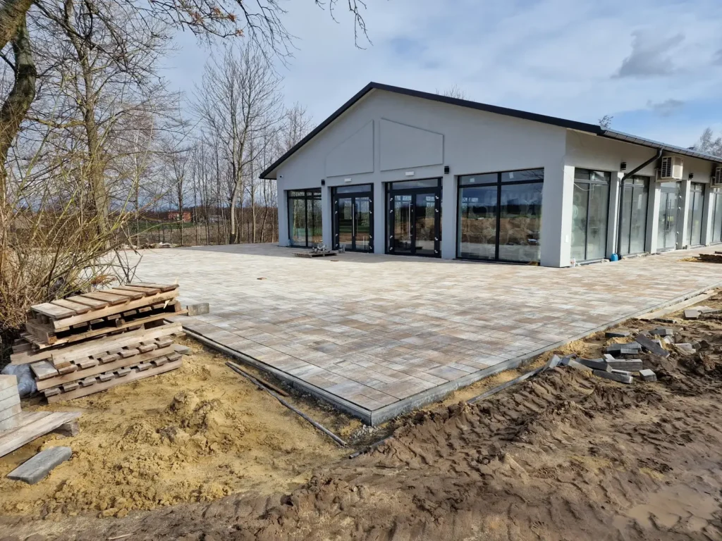 Nawierzchnia przemysłowa przy rampach magazynowych