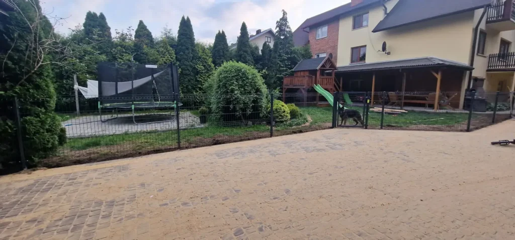 Podjazd z kostki brukowej w odcieniu żółtym