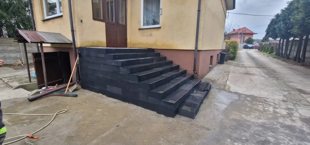 Schody zewnętrzne z czarnej kostki granitowej
