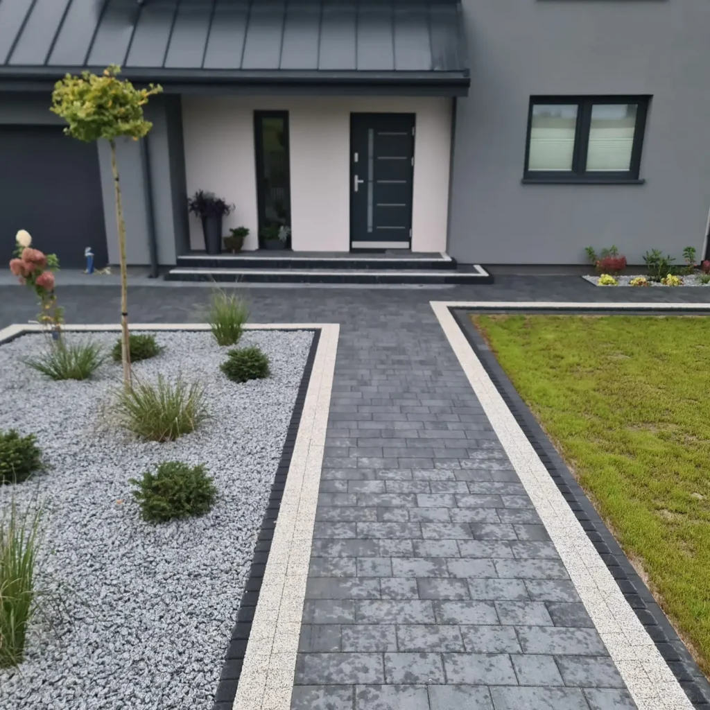 Podjazd i wejście z kostki w dwóch odcieniach