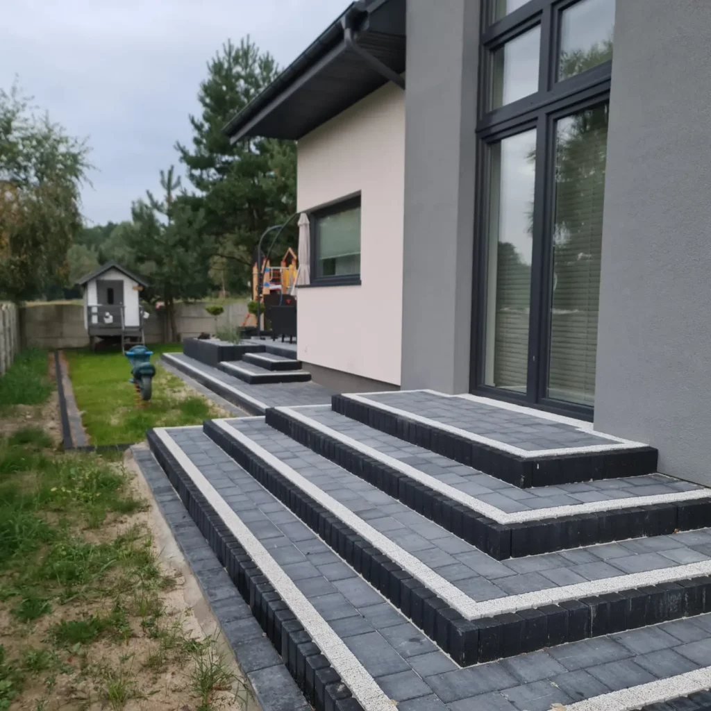 Reprezentacyjne schody i podjazd przy wejściu głównym